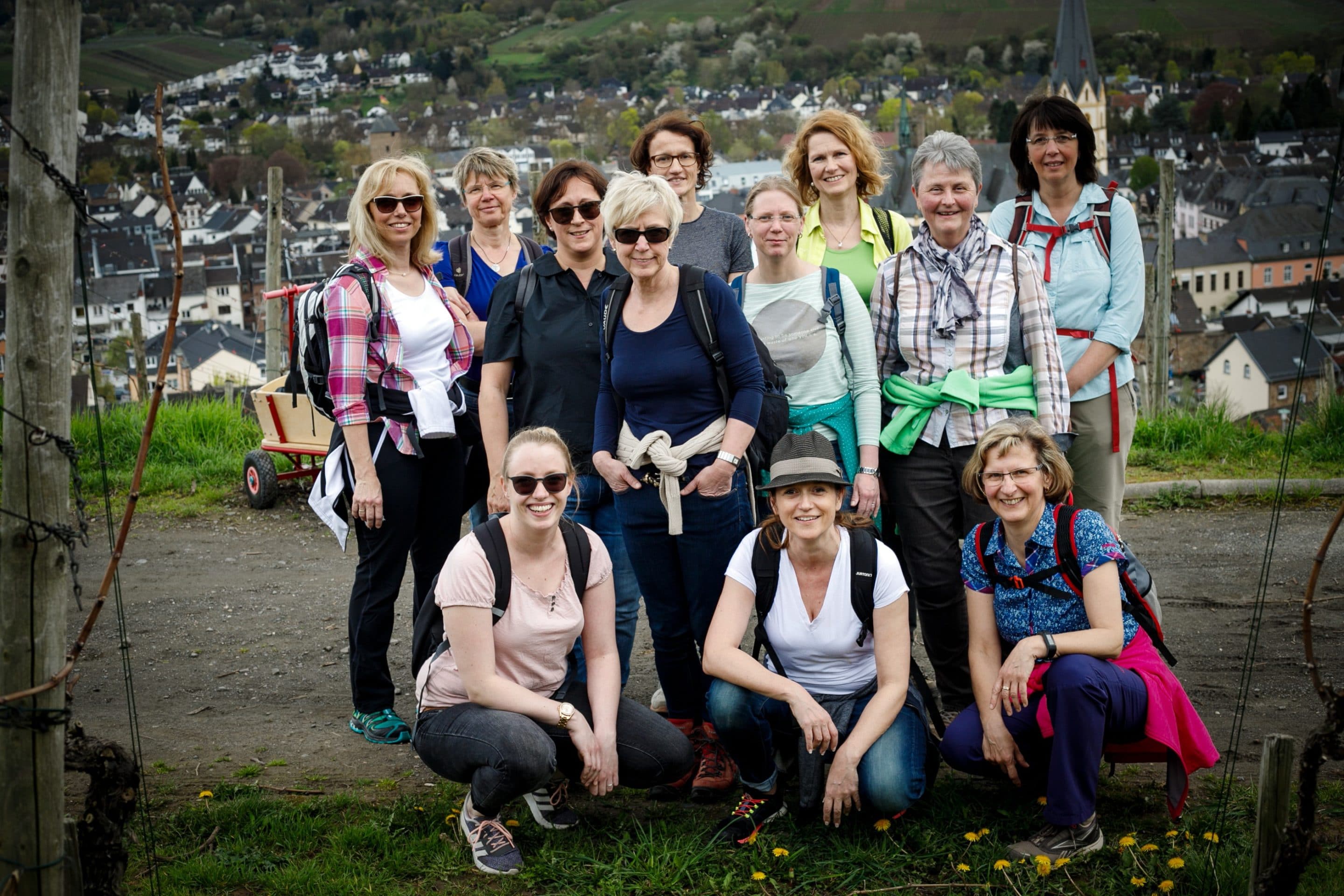 Team in den Weinbergen