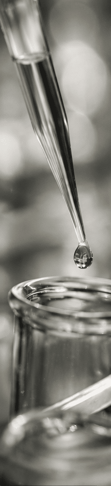 Laboraufnahme mit Pipette und Glas